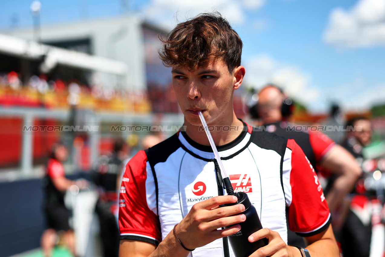 GP IMOLA, Oliver Bearman (GBR) Haas F1 Team on the grid.

18.05.2025. Formula 1 World Championship, Rd 7, Emilia Romagna Grand Prix, Imola, Italy, Gara Day.

- www.xpbimages.com, EMail: requests@xpbimages.com © Copyright: Charniaux / XPB Images