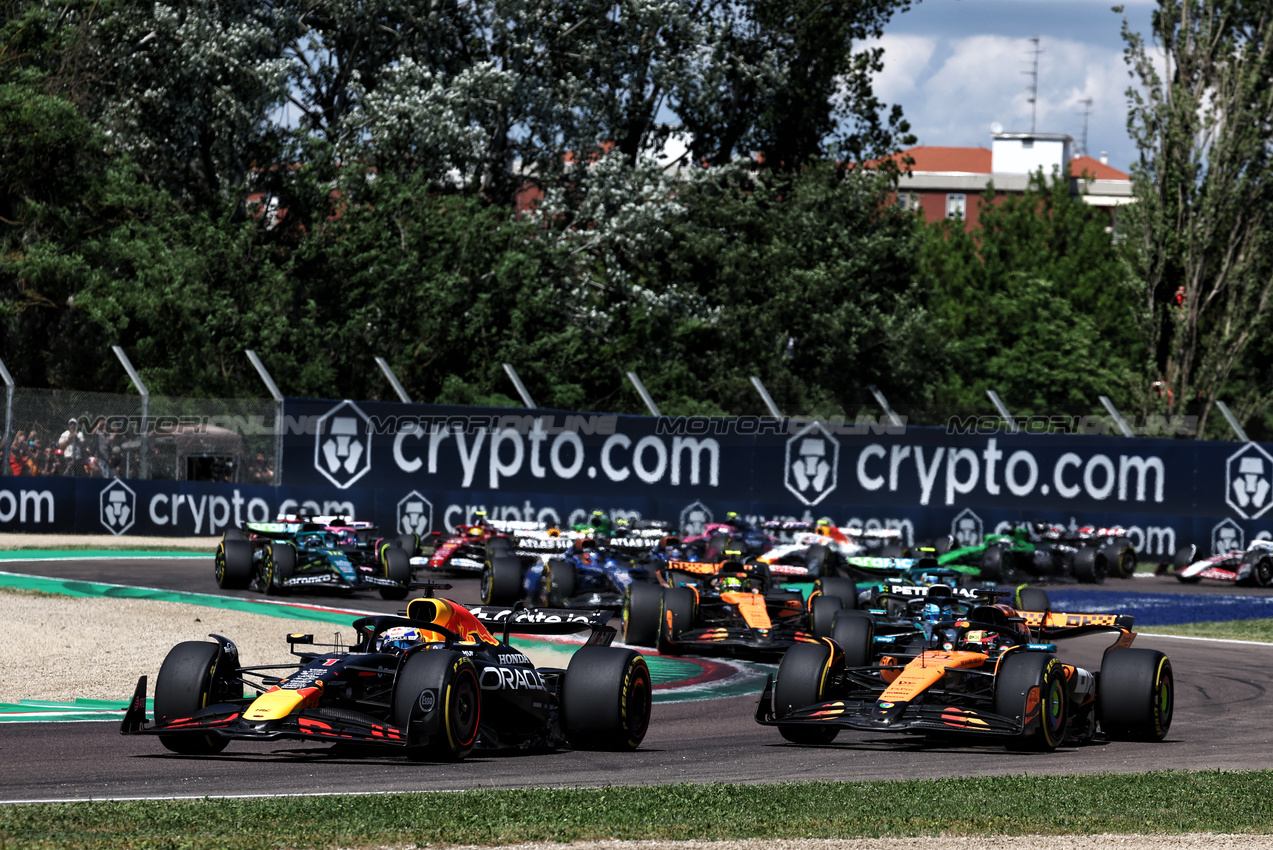 GP IMOLA, Max Verstappen (NLD) Red Bull Racing RB21 passes Oscar Piastri (AUS) McLaren MCL39 at the partenza of the race.

18.05.2025. Formula 1 World Championship, Rd 7, Emilia Romagna Grand Prix, Imola, Italy, Gara Day.

- www.xpbimages.com, EMail: requests@xpbimages.com © Copyright: Moy / XPB Images
