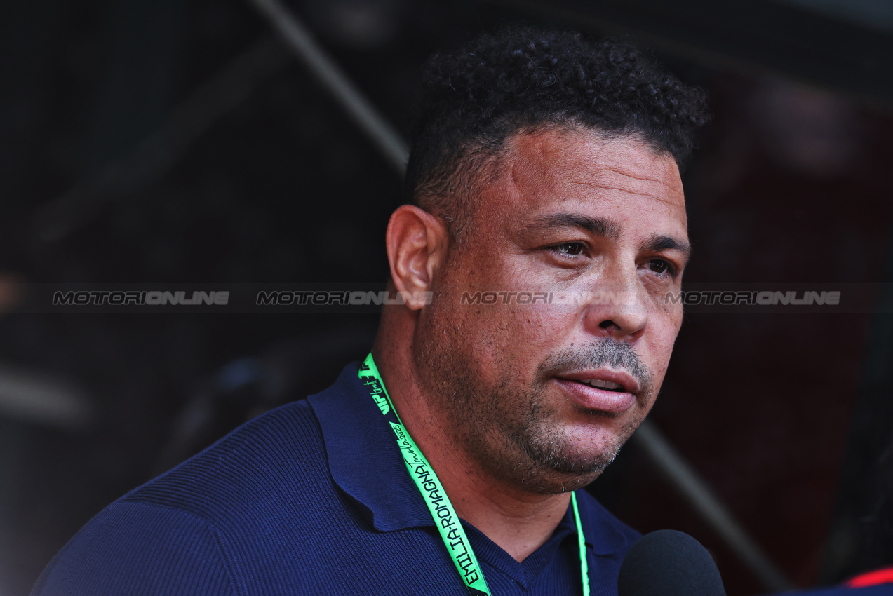 GP IMOLA, Ronaldo (BRA) Former Football Player.

18.05.2025. Formula 1 World Championship, Rd 7, Emilia Romagna Grand Prix, Imola, Italy, Gara Day.

- www.xpbimages.com, EMail: requests@xpbimages.com © Copyright: Moy / XPB Images