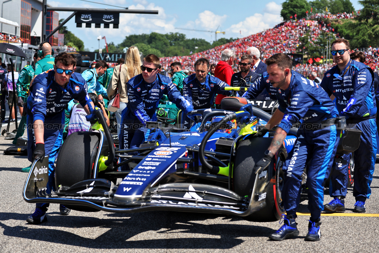 GP IMOLA, Carlos Sainz (ESP) Atlassian Williams Racing FW47 on the grid.

18.05.2025. Formula 1 World Championship, Rd 7, Emilia Romagna Grand Prix, Imola, Italy, Gara Day.

- www.xpbimages.com, EMail: requests@xpbimages.com © Copyright: Moy / XPB Images