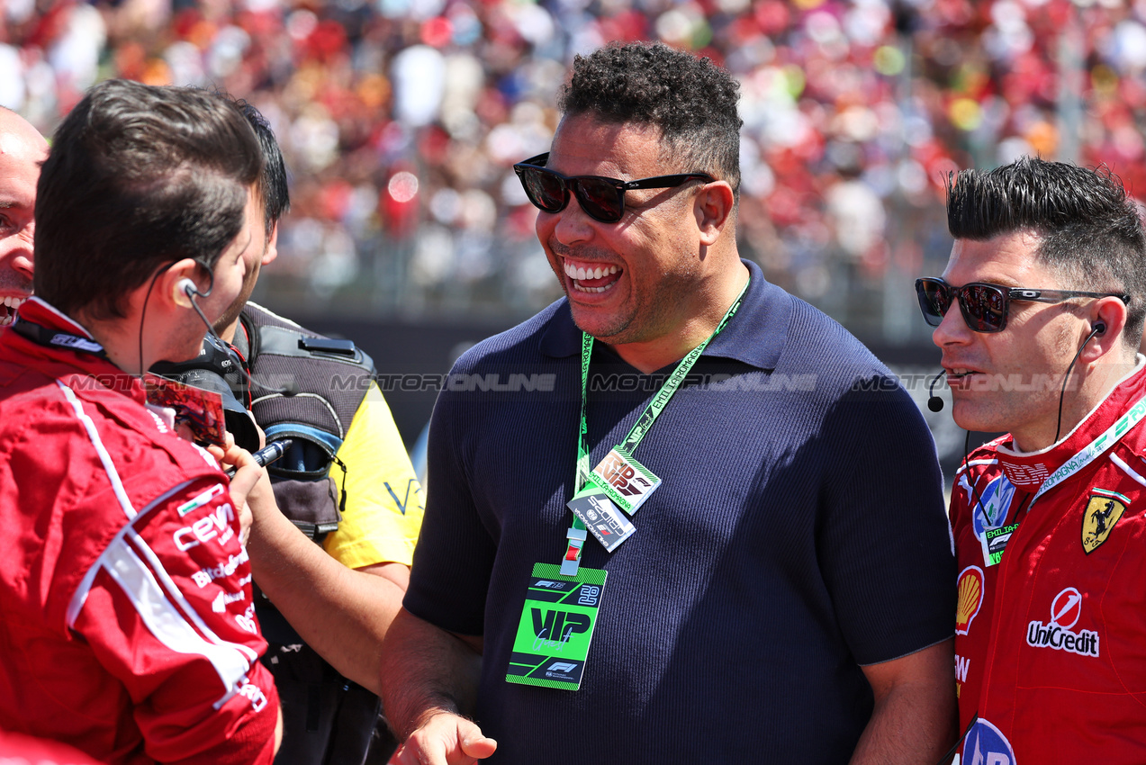 GP IMOLA, Ronaldo (BRA) Former Football Player on the grid. 

18.05.2025. Formula 1 World Championship, Rd 7, Emilia Romagna Grand Prix, Imola, Italy, Gara Day.

- www.xpbimages.com, EMail: requests@xpbimages.com © Copyright: Moy / XPB Images