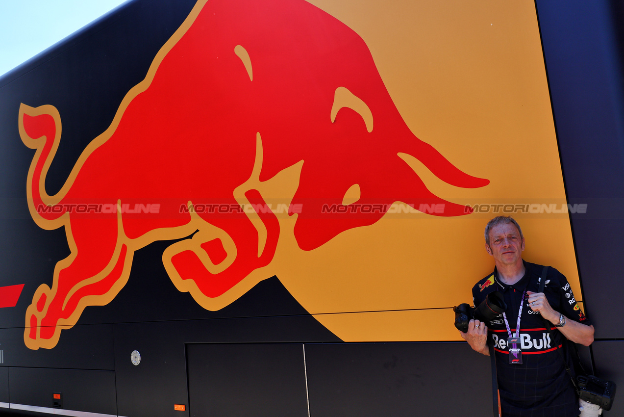 GP IMOLA, Mark Thompson (GBR) Red Bull Racing Photographer.

18.05.2025. Formula 1 World Championship, Rd 7, Emilia Romagna Grand Prix, Imola, Italy, Gara Day.

- www.xpbimages.com, EMail: requests@xpbimages.com © Copyright: Moy / XPB Images
