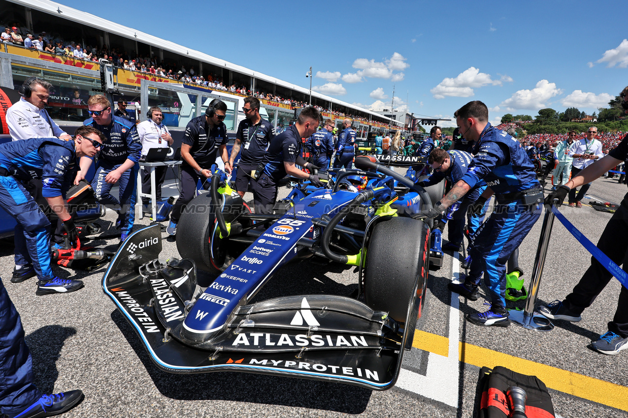 GP IMOLA, Carlos Sainz (ESP) Atlassian Williams Racing FW47 on the grid.

18.05.2025. Formula 1 World Championship, Rd 7, Emilia Romagna Grand Prix, Imola, Italy, Gara Day.

- www.xpbimages.com, EMail: requests@xpbimages.com © Copyright: Moy / XPB Images