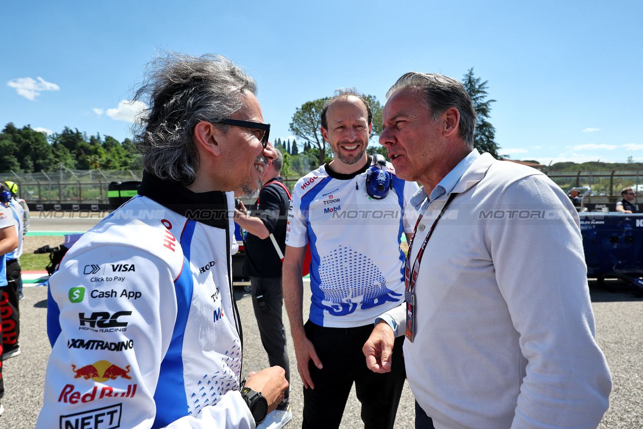 GP IMOLA, (L to R): Laurent Mekies (FRA) Racing Bulls Technical Director with Peter Bayer (AUT) Racing Bulls Chief Executive Officer e Raymond Vermeulen (NLD) Driver Manager on the grid.

18.05.2025. Formula 1 World Championship, Rd 7, Emilia Romagna Grand Prix, Imola, Italy, Gara Day.

- www.xpbimages.com, EMail: requests@xpbimages.com © Copyright: Moy / XPB Images