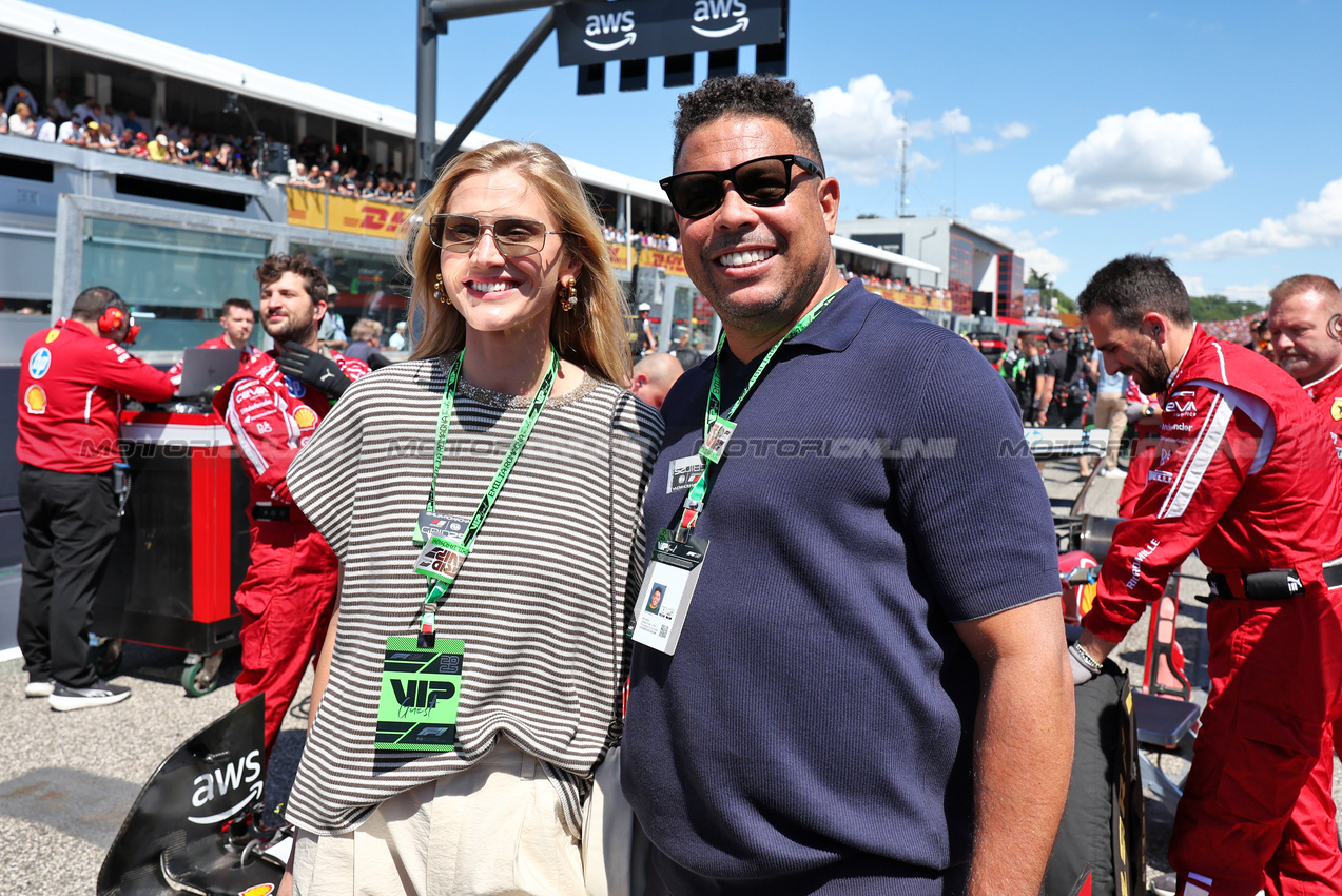 GP IMOLA, Ronaldo (BRA) Former Football Player on the grid. 

18.05.2025. Formula 1 World Championship, Rd 7, Emilia Romagna Grand Prix, Imola, Italy, Gara Day.

- www.xpbimages.com, EMail: requests@xpbimages.com © Copyright: Moy / XPB Images