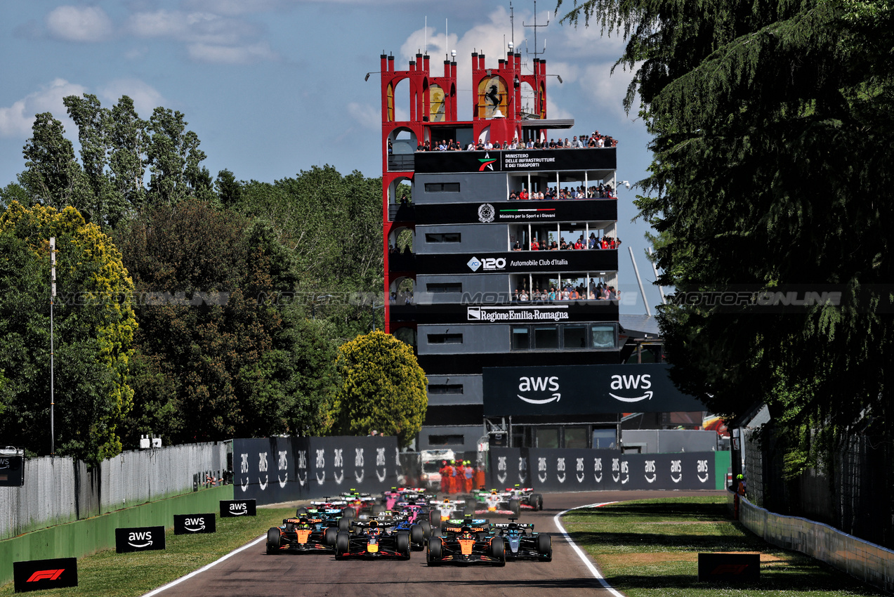 GP IMOLA, Oscar Piastri (AUS) McLaren MCL39 davanti a Max Verstappen (NLD) Red Bull Racing RB21 at the partenza of the race.

18.05.2025. Formula 1 World Championship, Rd 7, Emilia Romagna Grand Prix, Imola, Italy, Gara Day.

- www.xpbimages.com, EMail: requests@xpbimages.com © Copyright: Batchelor / XPB Images