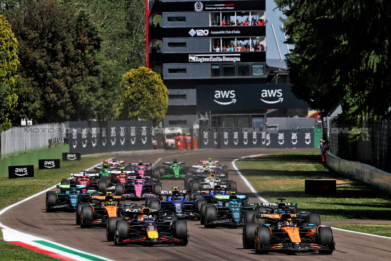 GP IMOLA, Oscar Piastri (AUS) McLaren MCL39 davanti a Max Verstappen (NLD) Red Bull Racing RB21 at the partenza of the race.

18.05.2025. Formula 1 World Championship, Rd 7, Emilia Romagna Grand Prix, Imola, Italy, Gara Day.

- www.xpbimages.com, EMail: requests@xpbimages.com © Copyright: Batchelor / XPB Images