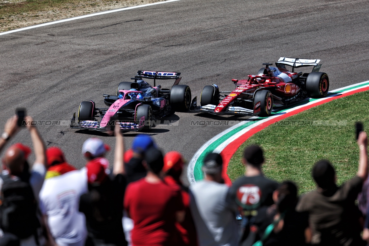 GP IMOLA, Pierre Gasly (FRA) Alpine F1 Team A525 e Charles Leclerc (MON) Ferrari SF-25.

18.05.2025. Formula 1 World Championship, Rd 7, Emilia Romagna Grand Prix, Imola, Italy, Gara Day.

- www.xpbimages.com, EMail: requests@xpbimages.com © Copyright: Bearne / XPB Images