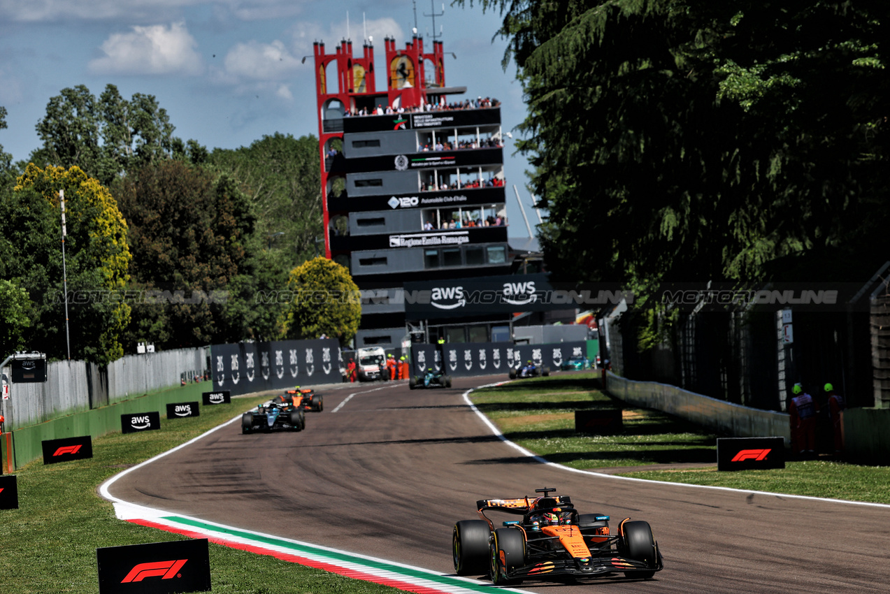 GP IMOLA, Oscar Piastri (AUS) McLaren MCL39.

18.05.2025. Formula 1 World Championship, Rd 7, Emilia Romagna Grand Prix, Imola, Italy, Gara Day.

- www.xpbimages.com, EMail: requests@xpbimages.com © Copyright: Batchelor / XPB Images