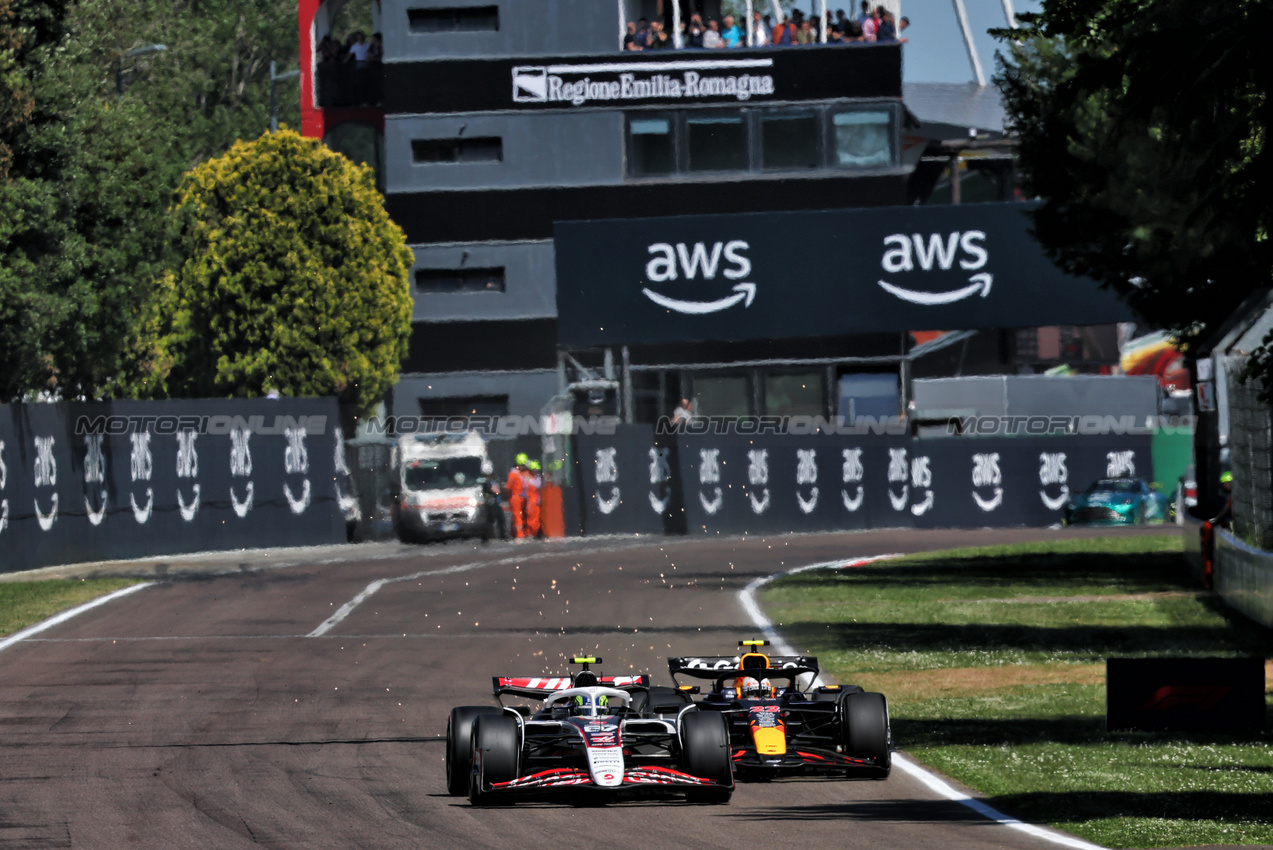 GP IMOLA, Oliver Bearman (GBR) Haas VF-25 e Yuki Tsunoda (JPN) Red Bull Racing RB21 battle for position.

18.05.2025. Formula 1 World Championship, Rd 7, Emilia Romagna Grand Prix, Imola, Italy, Gara Day.

- www.xpbimages.com, EMail: requests@xpbimages.com © Copyright: Batchelor / XPB Images
