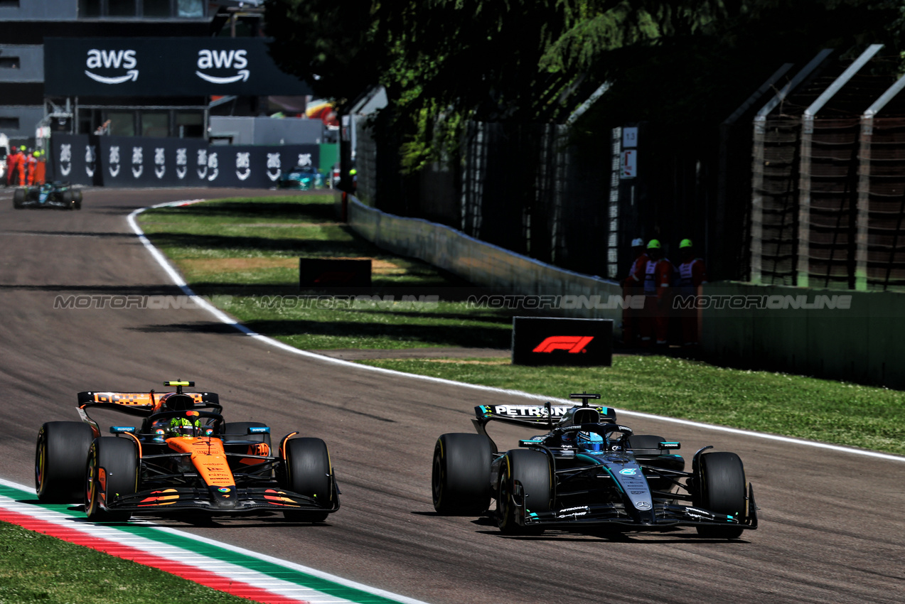 GP IMOLA, Lando Norris (GBR) McLaren MCL39 e George Russell (GBR) Mercedes AMG F1 W16 battle for position.

18.05.2025. Formula 1 World Championship, Rd 7, Emilia Romagna Grand Prix, Imola, Italy, Gara Day.

- www.xpbimages.com, EMail: requests@xpbimages.com © Copyright: Batchelor / XPB Images