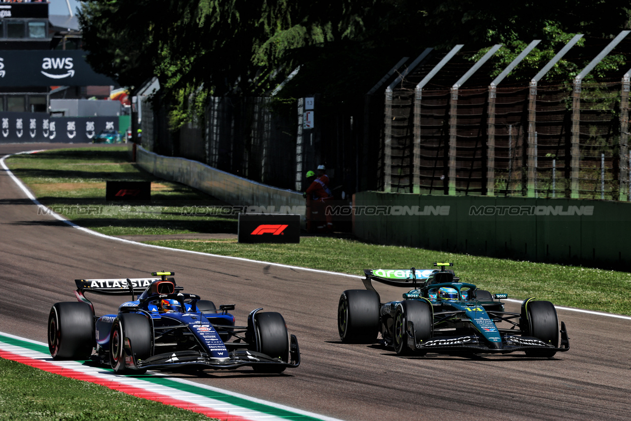 GP IMOLA, Carlos Sainz (ESP) Atlassian Williams Racing FW47 e Fernando Alonso (ESP) Aston Martin F1 Team AMR25 battle for position.

18.05.2025. Formula 1 World Championship, Rd 7, Emilia Romagna Grand Prix, Imola, Italy, Gara Day.

- www.xpbimages.com, EMail: requests@xpbimages.com © Copyright: Batchelor / XPB Images