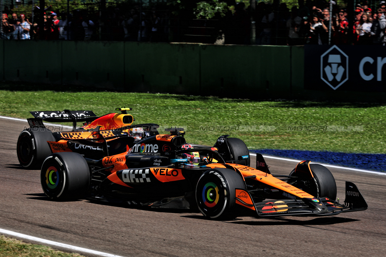 GP IMOLA, Oscar Piastri (AUS) McLaren MCL39 e Yuki Tsunoda (JPN) Red Bull Racing RB21 battle for position.

18.05.2025. Formula 1 World Championship, Rd 7, Emilia Romagna Grand Prix, Imola, Italy, Gara Day.

- www.xpbimages.com, EMail: requests@xpbimages.com © Copyright: Batchelor / XPB Images
