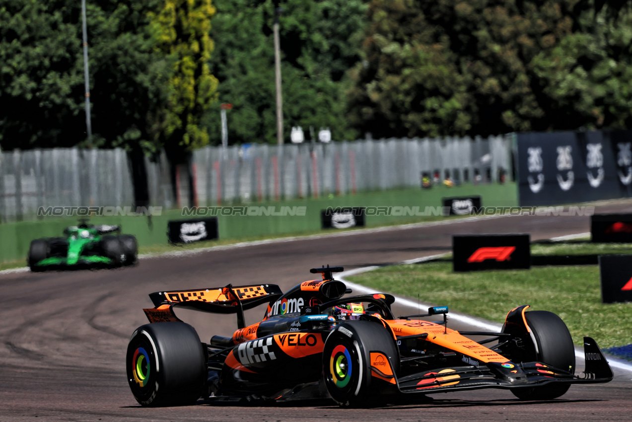 GP IMOLA, Oscar Piastri (AUS) McLaren MCL39.

18.05.2025. Formula 1 World Championship, Rd 7, Emilia Romagna Grand Prix, Imola, Italy, Gara Day.

- www.xpbimages.com, EMail: requests@xpbimages.com © Copyright: Batchelor / XPB Images