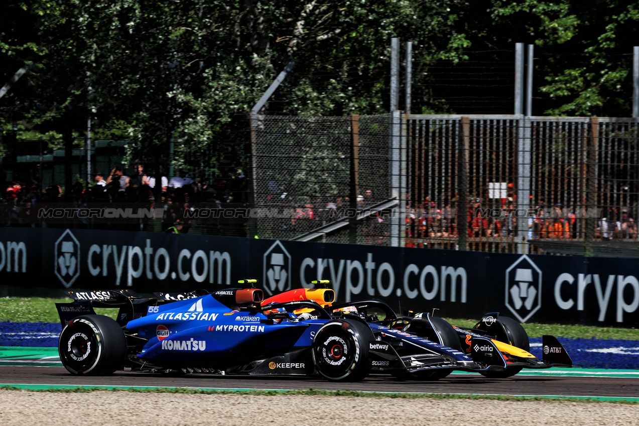 GP IMOLA, Carlos Sainz (ESP) Atlassian Williams Racing FW47 e Yuki Tsunoda (JPN) Red Bull Racing RB21 battle for position.

18.05.2025. Formula 1 World Championship, Rd 7, Emilia Romagna Grand Prix, Imola, Italy, Gara Day.

- www.xpbimages.com, EMail: requests@xpbimages.com © Copyright: Batchelor / XPB Images