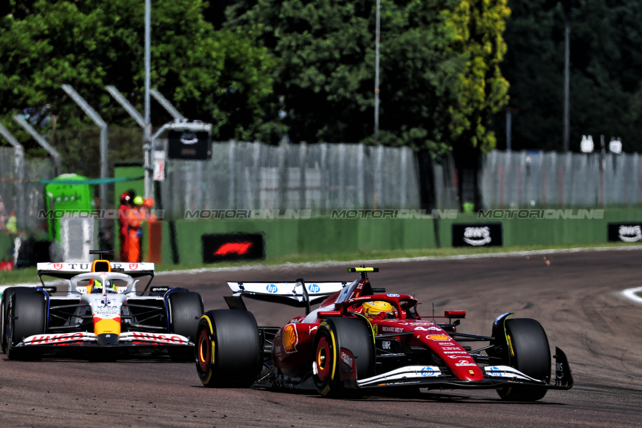 GP IMOLA, Lewis Hamilton (GBR) Ferrari SF-25 e Isack Hadjar (FRA) Racing Bulls VCARB 02 battle for position.

18.05.2025. Formula 1 World Championship, Rd 7, Emilia Romagna Grand Prix, Imola, Italy, Gara Day.

- www.xpbimages.com, EMail: requests@xpbimages.com © Copyright: Batchelor / XPB Images