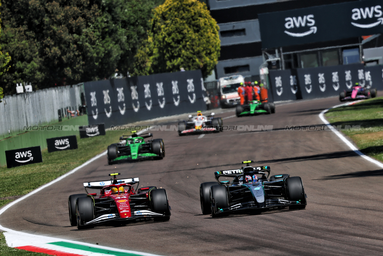 GP IMOLA, Lewis Hamilton (GBR) Ferrari SF-25 e Andrea Kimi Antonelli (ITA) Mercedes AMG F1 W16 battle for position.

18.05.2025. Formula 1 World Championship, Rd 7, Emilia Romagna Grand Prix, Imola, Italy, Gara Day.

- www.xpbimages.com, EMail: requests@xpbimages.com © Copyright: Batchelor / XPB Images