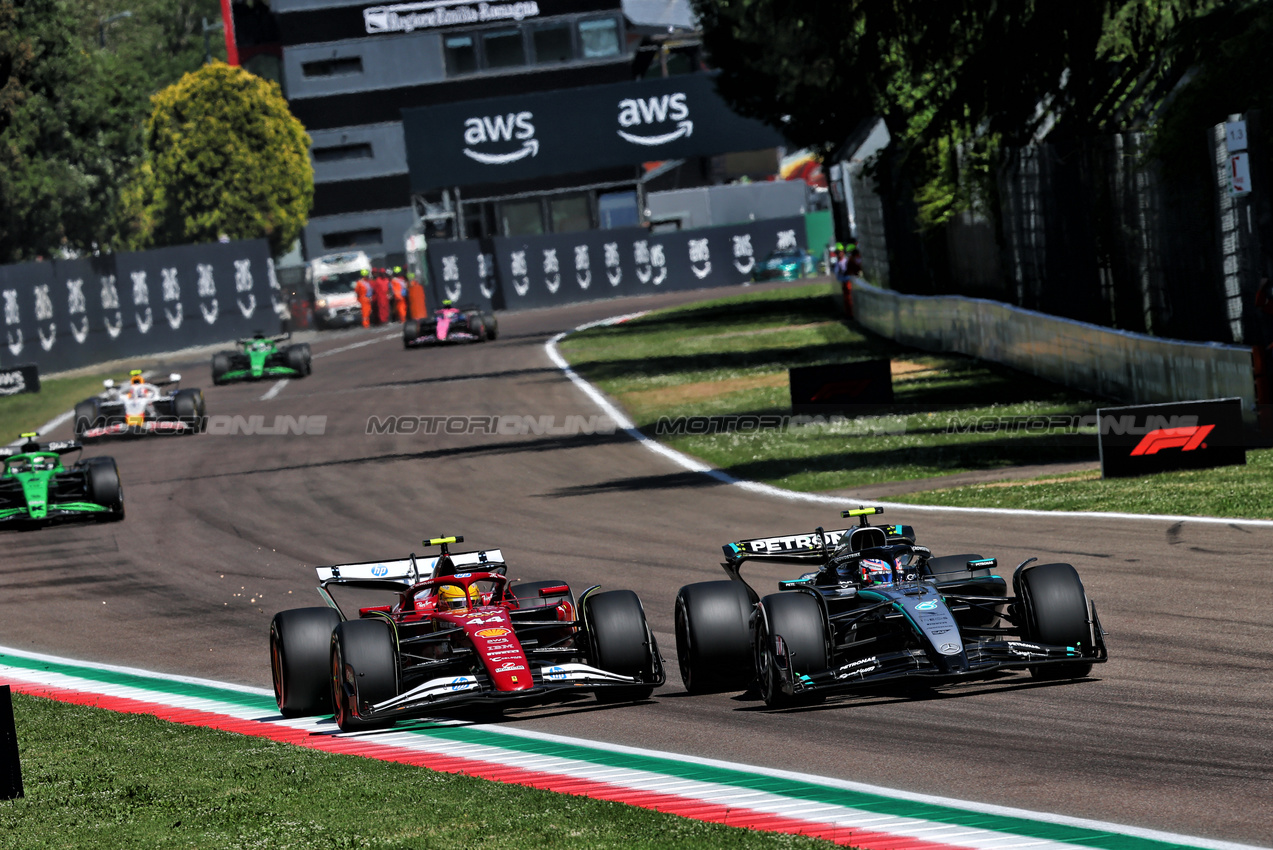 GP IMOLA, Lewis Hamilton (GBR) Ferrari SF-25 e Andrea Kimi Antonelli (ITA) Mercedes AMG F1 W16 battle for position.

18.05.2025. Formula 1 World Championship, Rd 7, Emilia Romagna Grand Prix, Imola, Italy, Gara Day.

- www.xpbimages.com, EMail: requests@xpbimages.com © Copyright: Batchelor / XPB Images