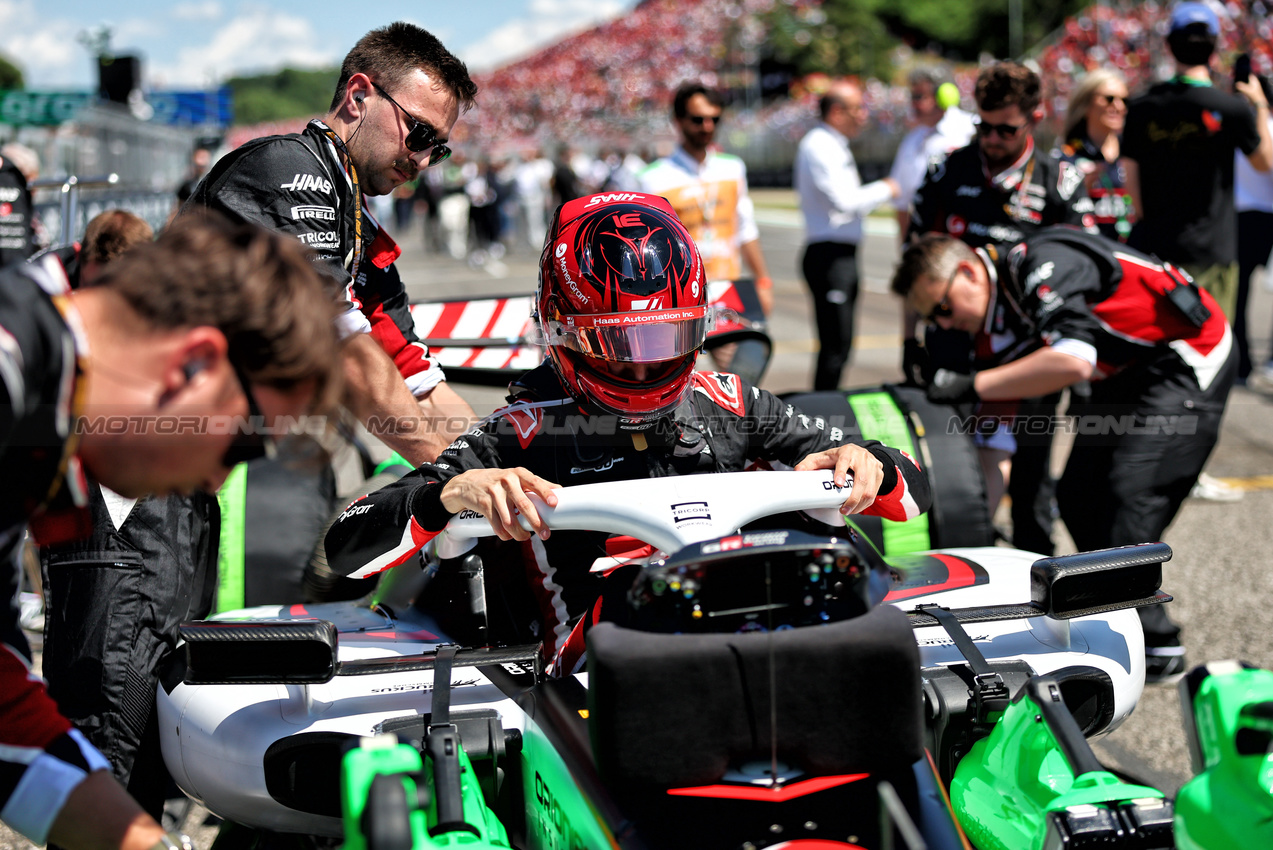 GP IMOLA, Esteban Ocon (FRA) Haas VF-25 on the grid.

18.05.2025. Formula 1 World Championship, Rd 7, Emilia Romagna Grand Prix, Imola, Italy, Gara Day.

- www.xpbimages.com, EMail: requests@xpbimages.com © Copyright: Charniaux / XPB Images