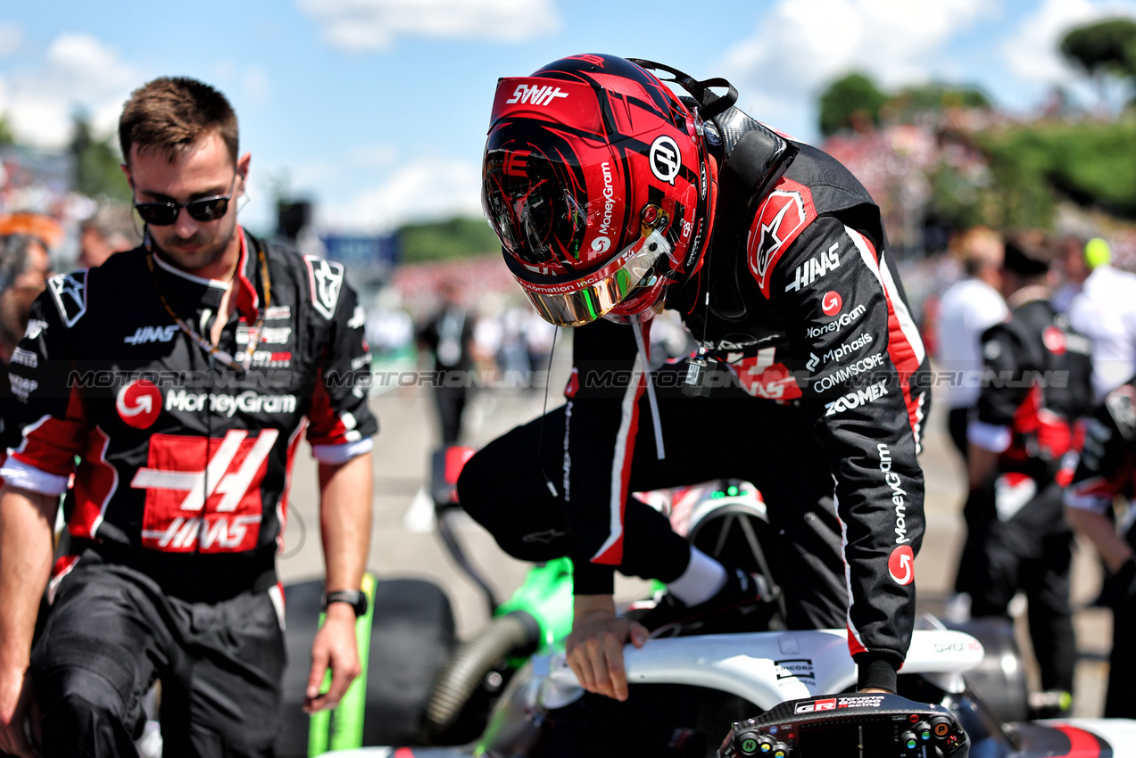 GP IMOLA, Esteban Ocon (FRA) Haas VF-25 on the grid.

18.05.2025. Formula 1 World Championship, Rd 7, Emilia Romagna Grand Prix, Imola, Italy, Gara Day.

- www.xpbimages.com, EMail: requests@xpbimages.com © Copyright: Charniaux / XPB Images