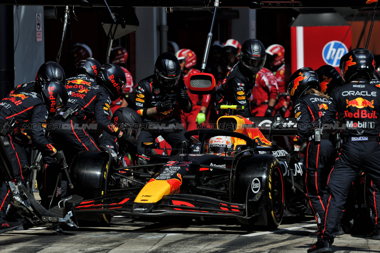 GP IMOLA, Yuki Tsunoda (JPN) Red Bull Racing RB21 makes a pit stop.

18.05.2025. Formula 1 World Championship, Rd 7, Emilia Romagna Grand Prix, Imola, Italy, Gara Day.

- www.xpbimages.com, EMail: requests@xpbimages.com © Copyright: Charniaux / XPB Images