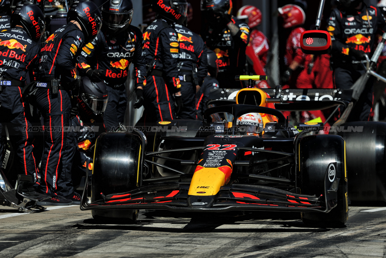GP IMOLA, Yuki Tsunoda (JPN) Red Bull Racing RB21 makes a pit stop.

18.05.2025. Formula 1 World Championship, Rd 7, Emilia Romagna Grand Prix, Imola, Italy, Gara Day.

- www.xpbimages.com, EMail: requests@xpbimages.com © Copyright: Charniaux / XPB Images