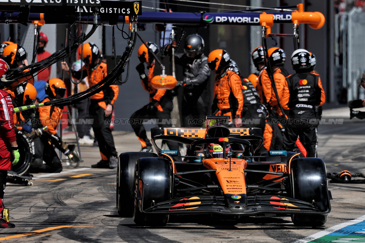 GP IMOLA, Oscar Piastri (AUS) McLaren MCL39 makes a pit stop.

18.05.2025. Formula 1 World Championship, Rd 7, Emilia Romagna Grand Prix, Imola, Italy, Gara Day.

- www.xpbimages.com, EMail: requests@xpbimages.com © Copyright: Charniaux / XPB Images
