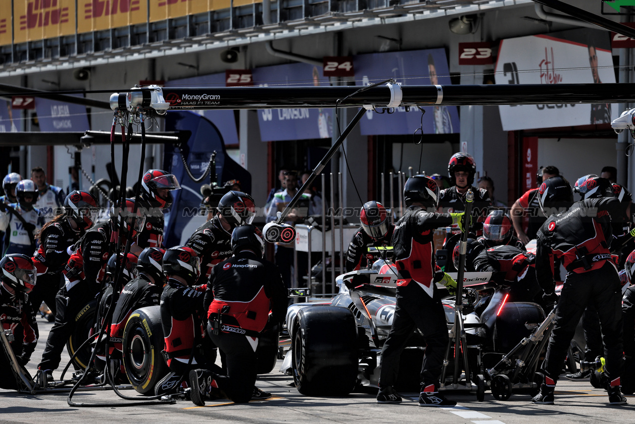 GP IMOLA, Oliver Bearman (GBR) Haas VF-25 makes a pit stop.

18.05.2025. Formula 1 World Championship, Rd 7, Emilia Romagna Grand Prix, Imola, Italy, Gara Day.

- www.xpbimages.com, EMail: requests@xpbimages.com © Copyright: Charniaux / XPB Images