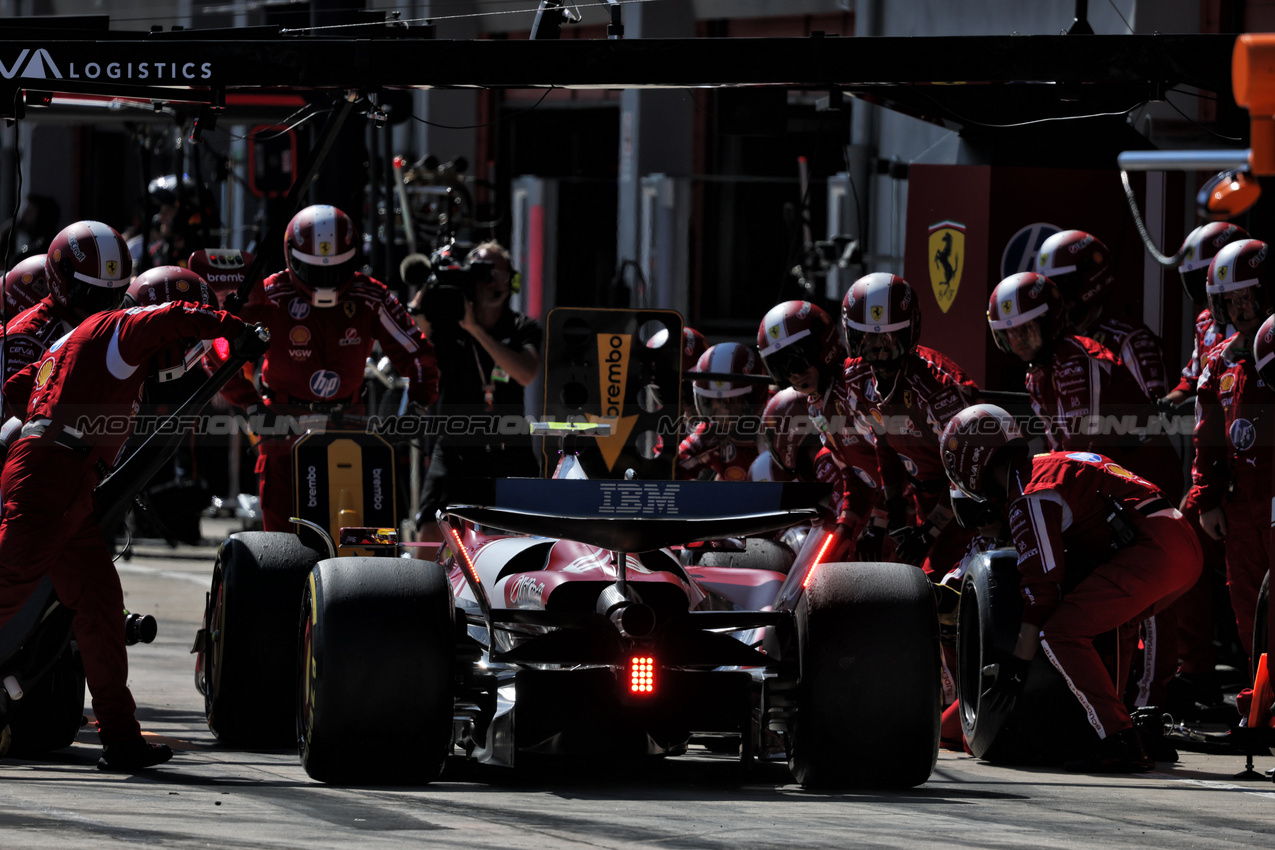 GP IMOLA, Lewis Hamilton (GBR) Ferrari SF-25 makes a pit stop.

18.05.2025. Formula 1 World Championship, Rd 7, Emilia Romagna Grand Prix, Imola, Italy, Gara Day.

- www.xpbimages.com, EMail: requests@xpbimages.com © Copyright: Charniaux / XPB Images
