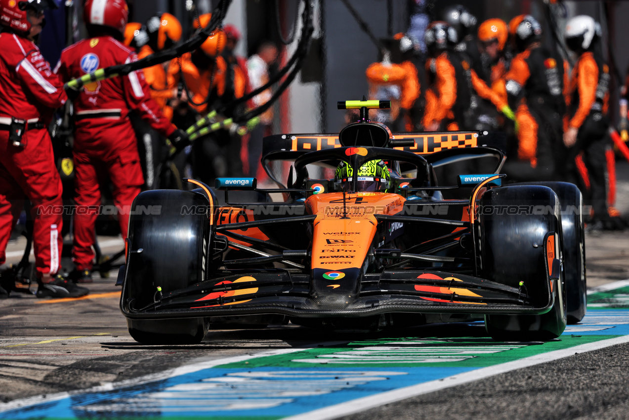 GP IMOLA, Lando Norris (GBR) McLaren MCL39 makes a pit stop.

18.05.2025. Formula 1 World Championship, Rd 7, Emilia Romagna Grand Prix, Imola, Italy, Gara Day.

- www.xpbimages.com, EMail: requests@xpbimages.com © Copyright: Charniaux / XPB Images
