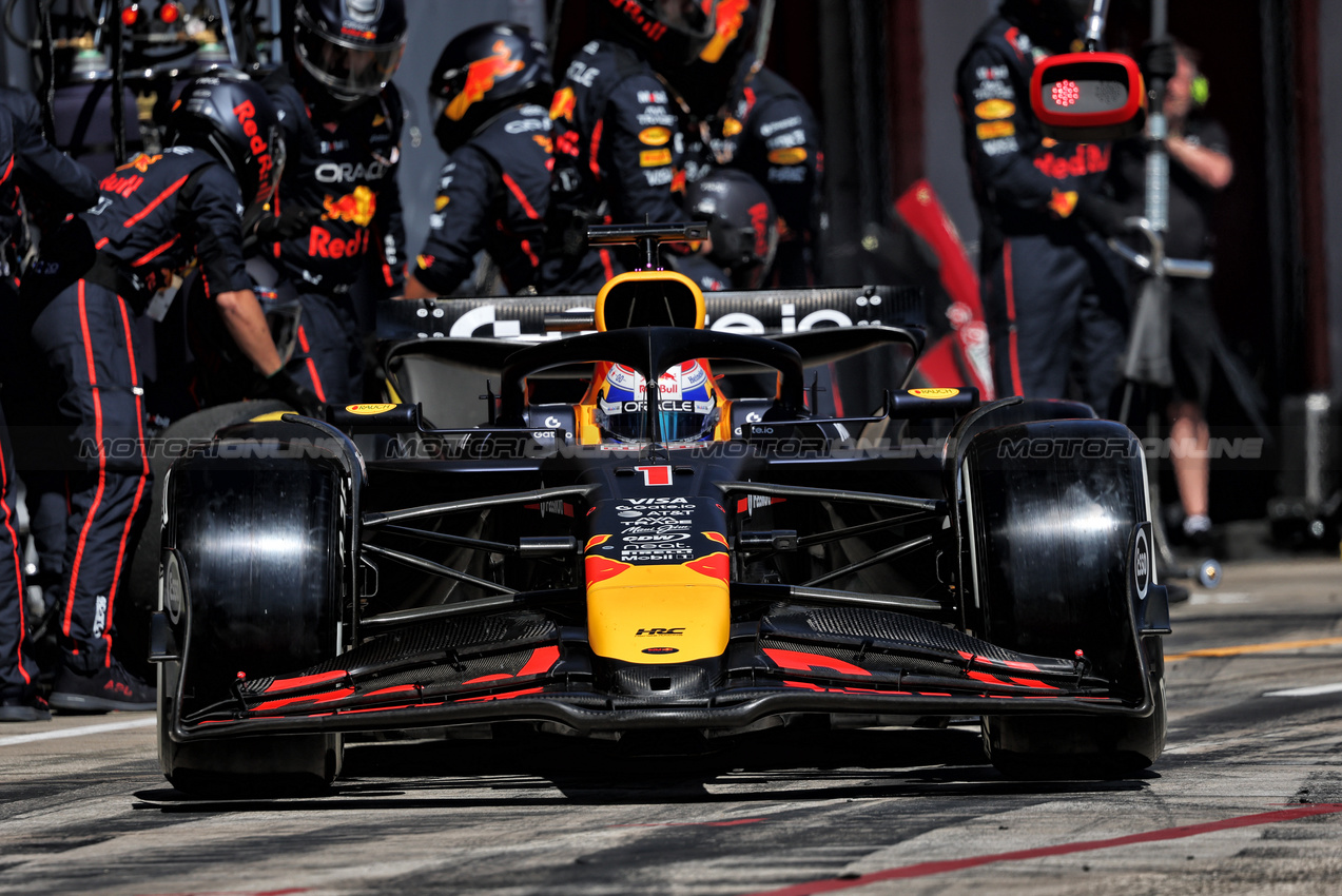 GP IMOLA, Max Verstappen (NLD) Red Bull Racing RB21 makes a pit stop.

18.05.2025. Formula 1 World Championship, Rd 7, Emilia Romagna Grand Prix, Imola, Italy, Gara Day.

- www.xpbimages.com, EMail: requests@xpbimages.com © Copyright: Charniaux / XPB Images