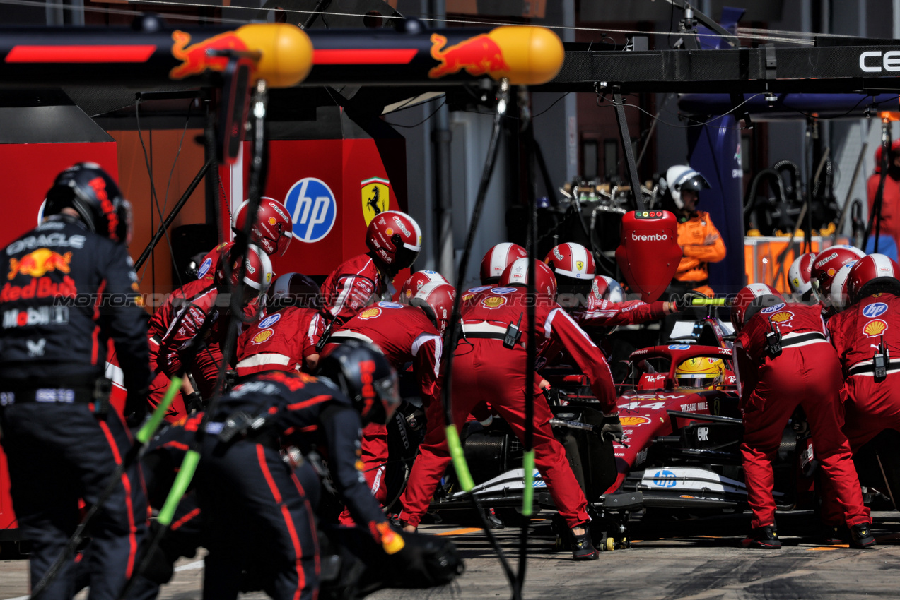 GP IMOLA, Lewis Hamilton (GBR) Ferrari SF-25 makes a pit stop.

18.05.2025. Formula 1 World Championship, Rd 7, Emilia Romagna Grand Prix, Imola, Italy, Gara Day.

- www.xpbimages.com, EMail: requests@xpbimages.com © Copyright: Charniaux / XPB Images