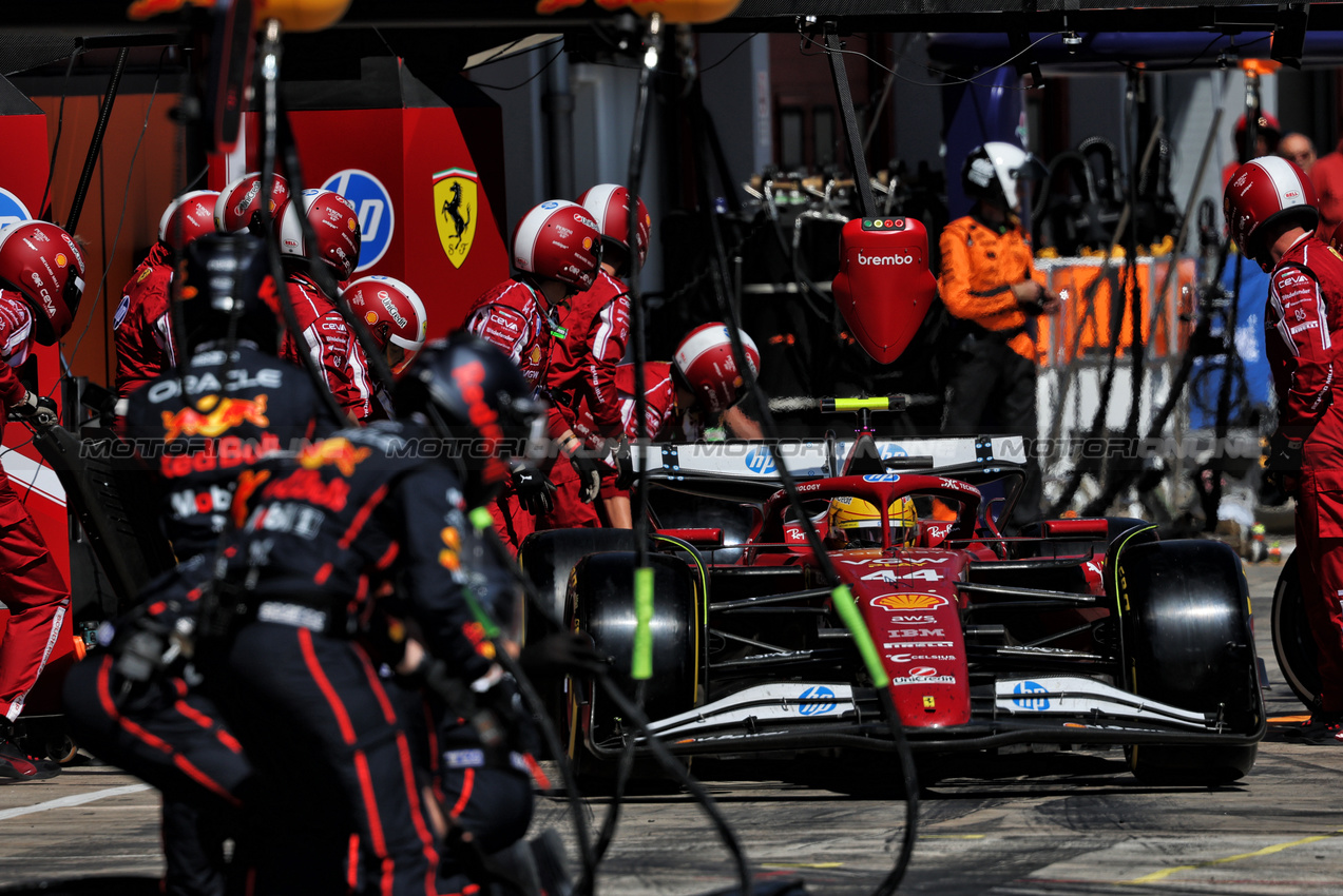 GP IMOLA, Lewis Hamilton (GBR) Ferrari SF-25 makes a pit stop.

18.05.2025. Formula 1 World Championship, Rd 7, Emilia Romagna Grand Prix, Imola, Italy, Gara Day.

- www.xpbimages.com, EMail: requests@xpbimages.com © Copyright: Charniaux / XPB Images