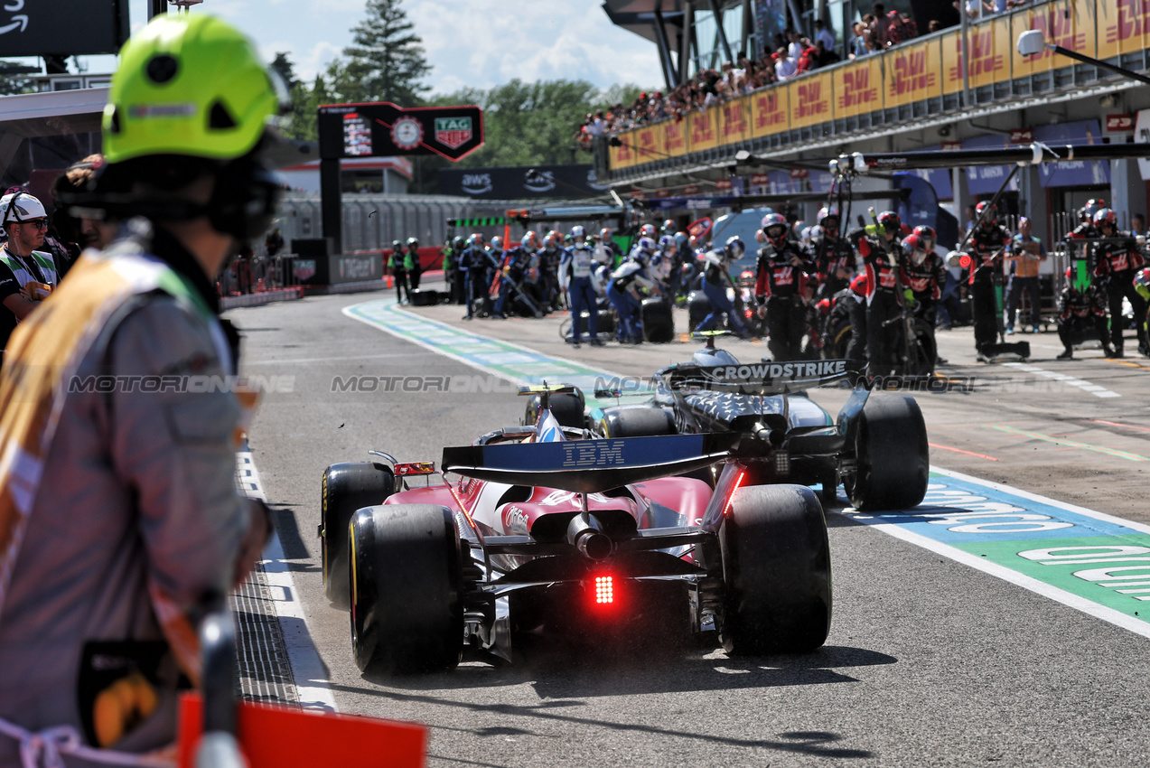 GP IMOLA, Lewis Hamilton (GBR) Ferrari SF-25 e Andrea Kimi Antonelli (ITA) Mercedes AMG F1 W16 in the pits.

18.05.2025. Formula 1 World Championship, Rd 7, Emilia Romagna Grand Prix, Imola, Italy, Gara Day.

- www.xpbimages.com, EMail: requests@xpbimages.com © Copyright: Charniaux / XPB Images