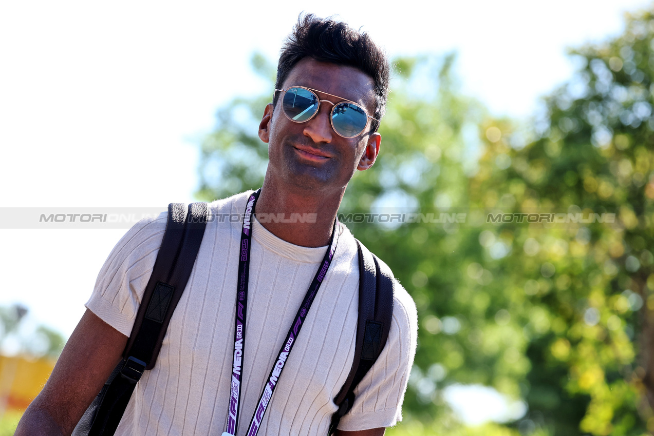 GP IMOLA, Lawrence Barretto (GBR) F1 Presenter.

18.05.2025. Formula 1 World Championship, Rd 7, Emilia Romagna Grand Prix, Imola, Italy, Gara Day.

- www.xpbimages.com, EMail: requests@xpbimages.com © Copyright: Moy / XPB Images