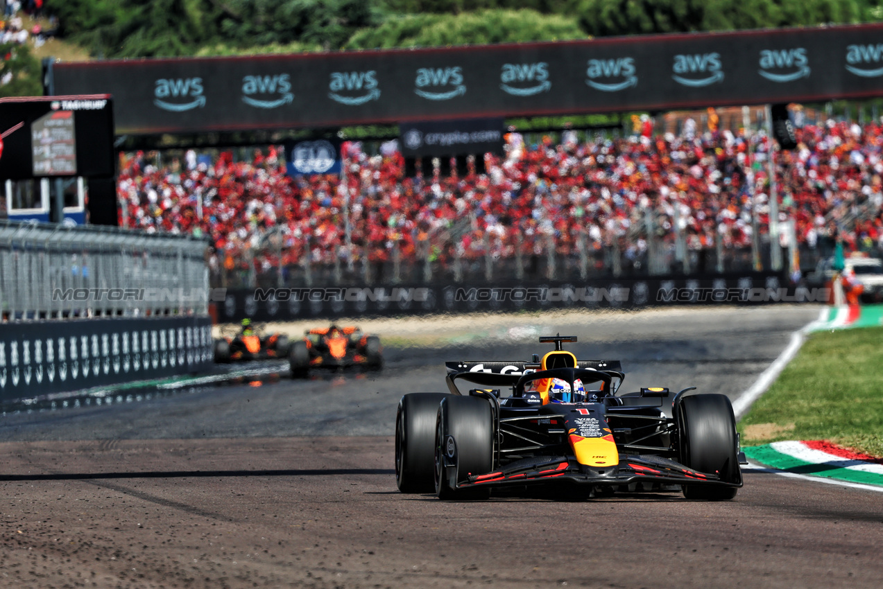 GP IMOLA, Max Verstappen (NLD) Red Bull Racing RB21.

18.05.2025. Formula 1 World Championship, Rd 7, Emilia Romagna Grand Prix, Imola, Italy, Gara Day.

- www.xpbimages.com, EMail: requests@xpbimages.com © Copyright: Batchelor / XPB Images