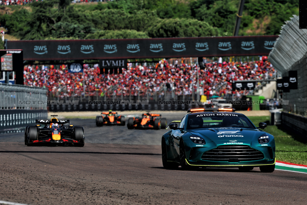 GP IMOLA, Max Verstappen (NLD) Red Bull Racing RB21 davanti a behind the Aston Martin FIA Safety Car.

18.05.2025. Formula 1 World Championship, Rd 7, Emilia Romagna Grand Prix, Imola, Italy, Gara Day.

- www.xpbimages.com, EMail: requests@xpbimages.com © Copyright: Batchelor / XPB Images