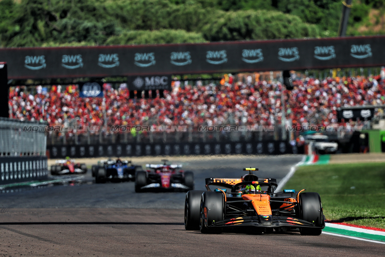 GP IMOLA, Lando Norris (GBR) McLaren MCL39.

18.05.2025. Formula 1 World Championship, Rd 7, Emilia Romagna Grand Prix, Imola, Italy, Gara Day.

- www.xpbimages.com, EMail: requests@xpbimages.com © Copyright: Batchelor / XPB Images