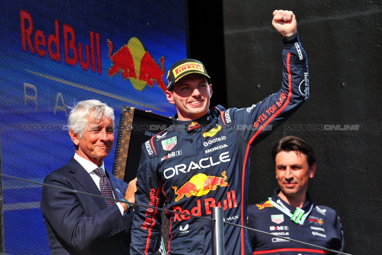 GP IMOLA, Gara winner Max Verstappen (NLD) Red Bull Racing celebrates on the podium.

18.05.2025. Formula 1 World Championship, Rd 7, Emilia Romagna Grand Prix, Imola, Italy, Gara Day.

- www.xpbimages.com, EMail: requests@xpbimages.com © Copyright: Batchelor / XPB Images