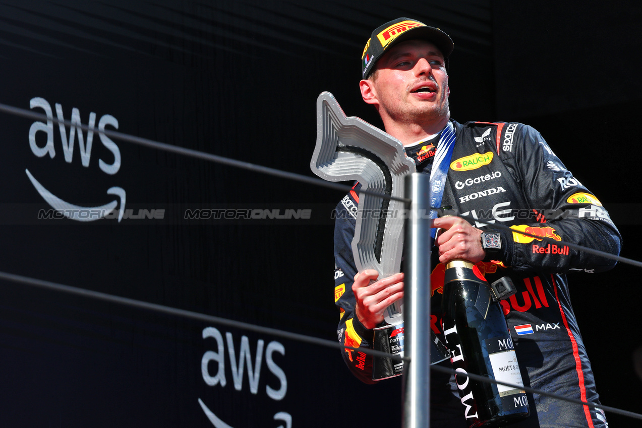 GP IMOLA, Gara winner Max Verstappen (NLD) Red Bull Racing celebrates on the podium.

18.05.2025. Formula 1 World Championship, Rd 7, Emilia Romagna Grand Prix, Imola, Italy, Gara Day.

- www.xpbimages.com, EMail: requests@xpbimages.com © Copyright: Batchelor / XPB Images