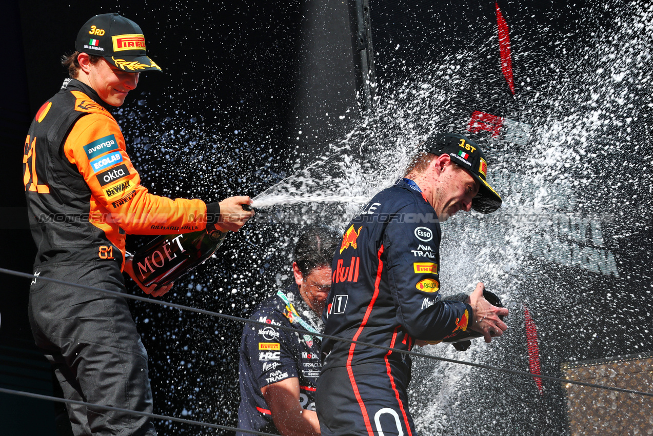 GP IMOLA, Gara winner Max Verstappen (NLD) Red Bull Racing celebrates on the podium with Oscar Piastri (AUS) McLaren.

18.05.2025. Formula 1 World Championship, Rd 7, Emilia Romagna Grand Prix, Imola, Italy, Gara Day.

- www.xpbimages.com, EMail: requests@xpbimages.com © Copyright: Batchelor / XPB Images