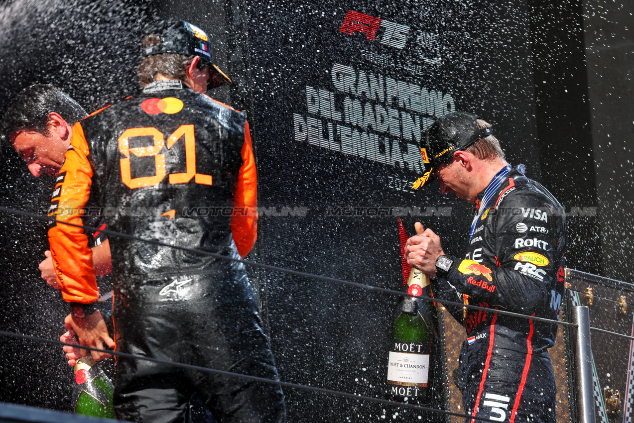 GP IMOLA, Gara winner Max Verstappen (NLD) Red Bull Racing celebrates on the podium with Oscar Piastri (AUS) McLaren.

18.05.2025. Formula 1 World Championship, Rd 7, Emilia Romagna Grand Prix, Imola, Italy, Gara Day.

- www.xpbimages.com, EMail: requests@xpbimages.com © Copyright: Batchelor / XPB Images