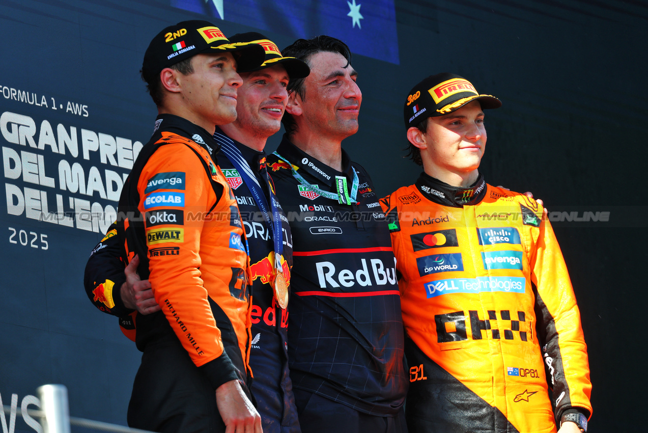 GP IMOLA, The podium (L to R): Lando Norris (GBR) McLaren, second; Max Verstappen (NLD) Red Bull Racing, vincitore; Enrico Balbo, Red Bull Racing Head of Aerodynamics; Oscar Piastri (AUS) McLaren, third.

18.05.2025. Formula 1 World Championship, Rd 7, Emilia Romagna Grand Prix, Imola, Italy, Gara Day.

- www.xpbimages.com, EMail: requests@xpbimages.com © Copyright: Batchelor / XPB Images