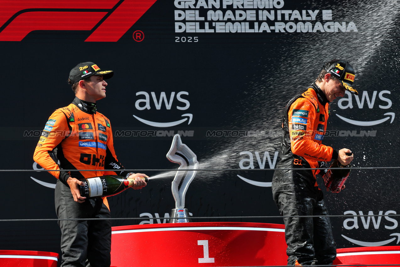 GP IMOLA, (L to R): Lando Norris (GBR) McLaren e Oscar Piastri (AUS) McLaren celebrate on the podium.

18.05.2025. Formula 1 World Championship, Rd 7, Emilia Romagna Grand Prix, Imola, Italy, Gara Day.

- www.xpbimages.com, EMail: requests@xpbimages.com © Copyright: Charniaux / XPB Images