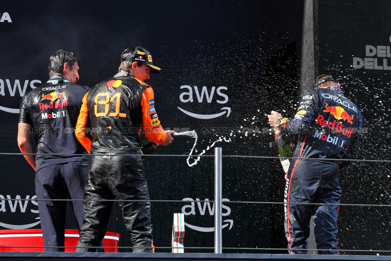 GP IMOLA, (L to R): Enrico Balbo, Red Bull Racing Head of Aerodynamics celebrates on the podium with Oscar Piastri (AUS) McLaren e vincitore Max Verstappen (NLD) Red Bull Racing.

18.05.2025. Formula 1 World Championship, Rd 7, Emilia Romagna Grand Prix, Imola, Italy, Gara Day.

- www.xpbimages.com, EMail: requests@xpbimages.com © Copyright: Charniaux / XPB Images