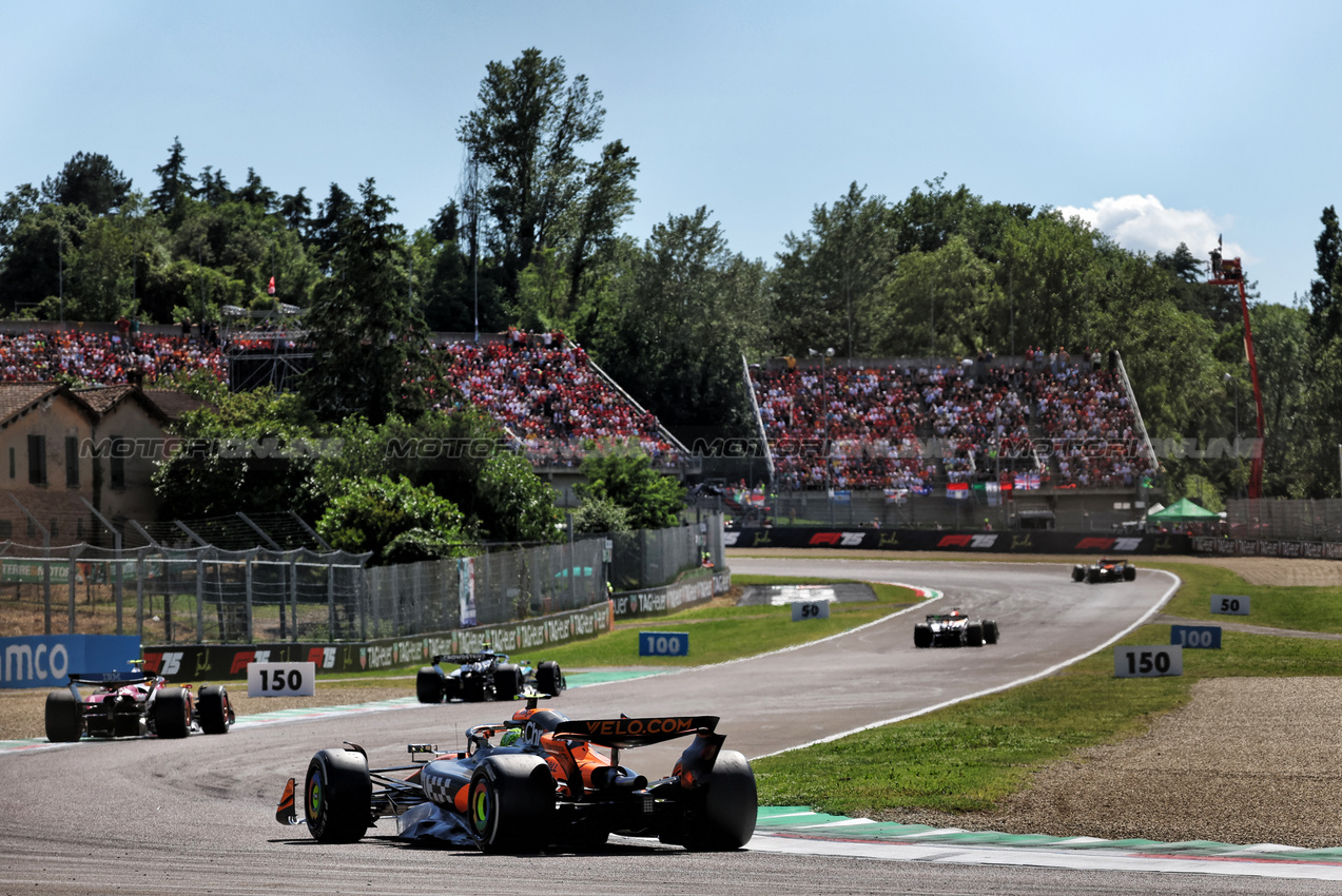GP IMOLA, Lando Norris (GBR) McLaren MCL39.

18.05.2025. Formula 1 World Championship, Rd 7, Emilia Romagna Grand Prix, Imola, Italy, Gara Day.

- www.xpbimages.com, EMail: requests@xpbimages.com © Copyright: Bearne / XPB Images