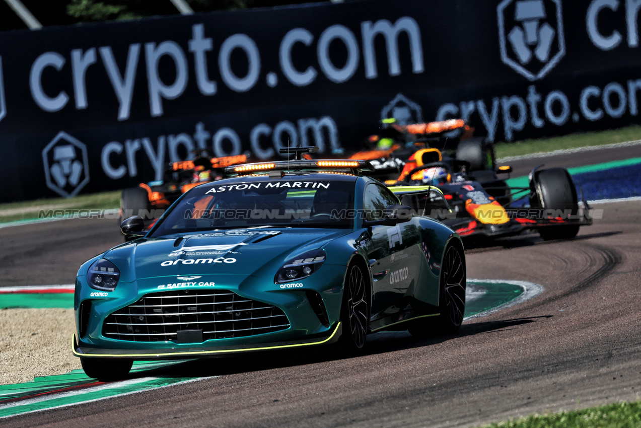 GP IMOLA, Max Verstappen (NLD) Red Bull Racing RB21 davanti a behind the Aston Martin FIA Safety Car.

18.05.2025. Formula 1 World Championship, Rd 7, Emilia Romagna Grand Prix, Imola, Italy, Gara Day.

- www.xpbimages.com, EMail: requests@xpbimages.com © Copyright: Bearne / XPB Images