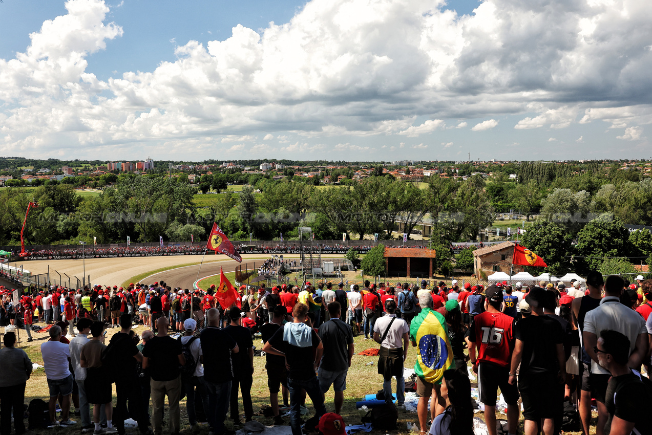 GP IMOLA, Circuit Atmosfera.

18.05.2025. Formula 1 World Championship, Rd 7, Emilia Romagna Grand Prix, Imola, Italy, Gara Day.

- www.xpbimages.com, EMail: requests@xpbimages.com © Copyright: Bearne / XPB Images