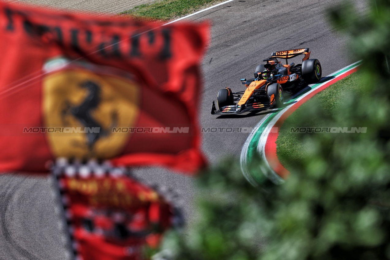 GP IMOLA, Oscar Piastri (AUS) McLaren MCL39.

18.05.2025. Formula 1 World Championship, Rd 7, Emilia Romagna Grand Prix, Imola, Italy, Gara Day.

- www.xpbimages.com, EMail: requests@xpbimages.com © Copyright: Bearne / XPB Images