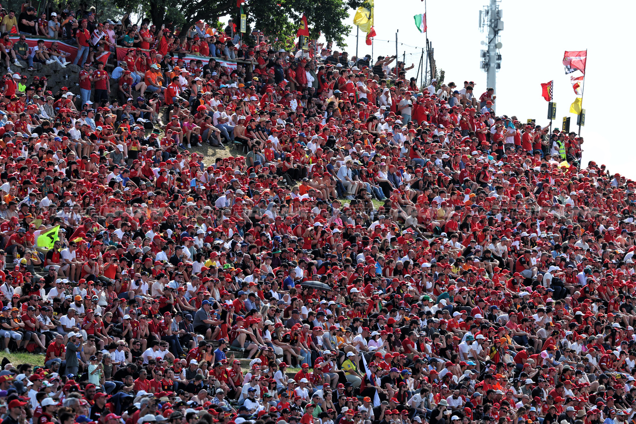 GP IMOLA, Circuit Atmosfera - fans in the grandstand.

18.05.2025. Formula 1 World Championship, Rd 7, Emilia Romagna Grand Prix, Imola, Italy, Gara Day.

- www.xpbimages.com, EMail: requests@xpbimages.com © Copyright: Moy / XPB Images